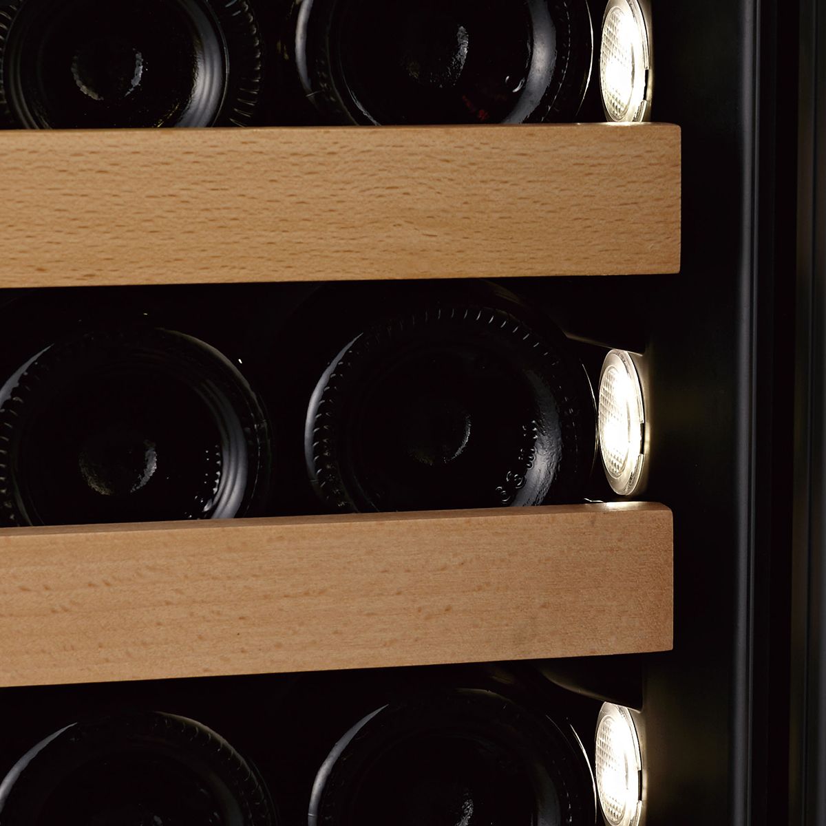 Holztablare mit weisser Innenbeleuchtung im WLB-460F-MIX Weinkühlschrank