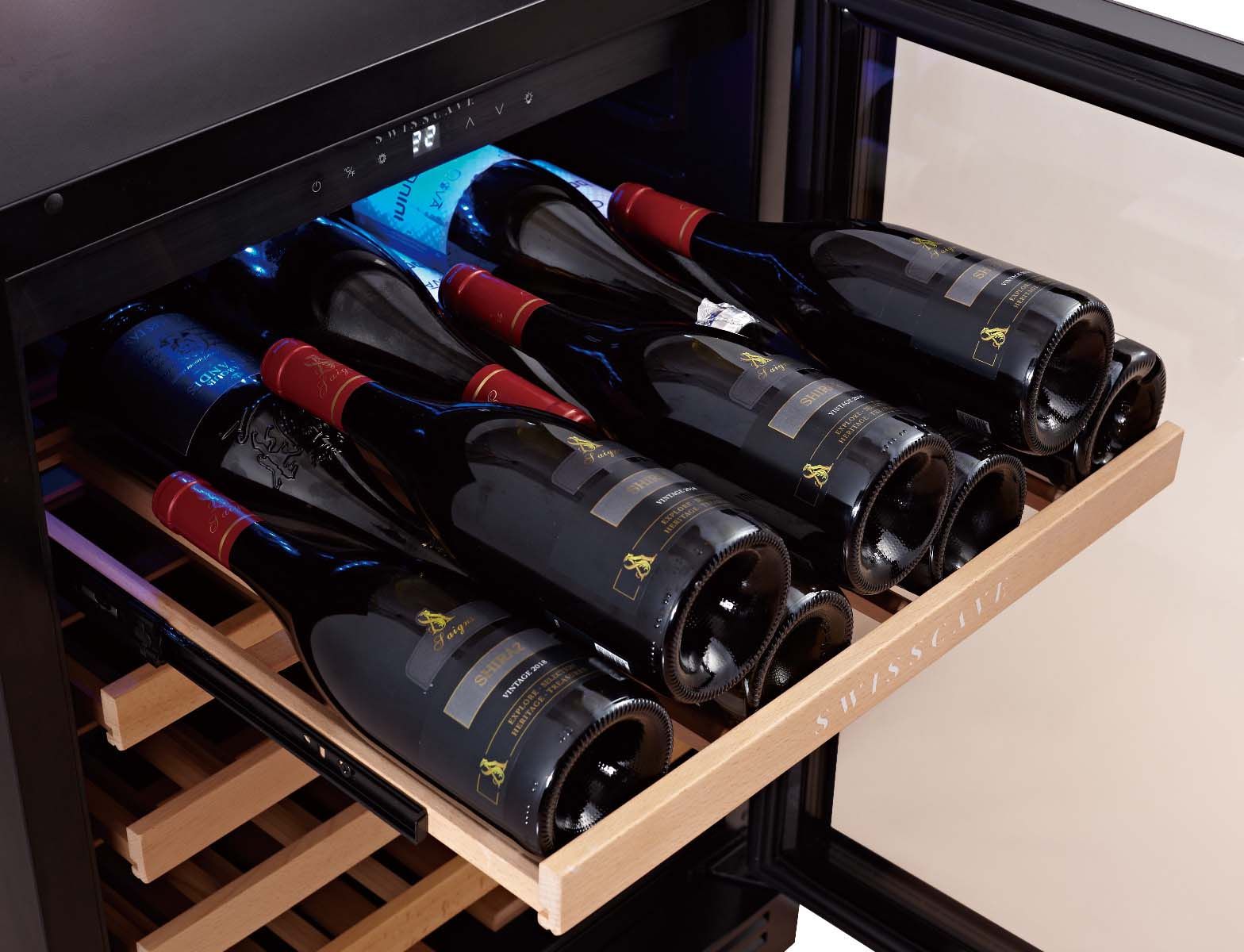 Holztablare mit blauer Innenbeleuchtung im WLB-155F Weinlagerschrank