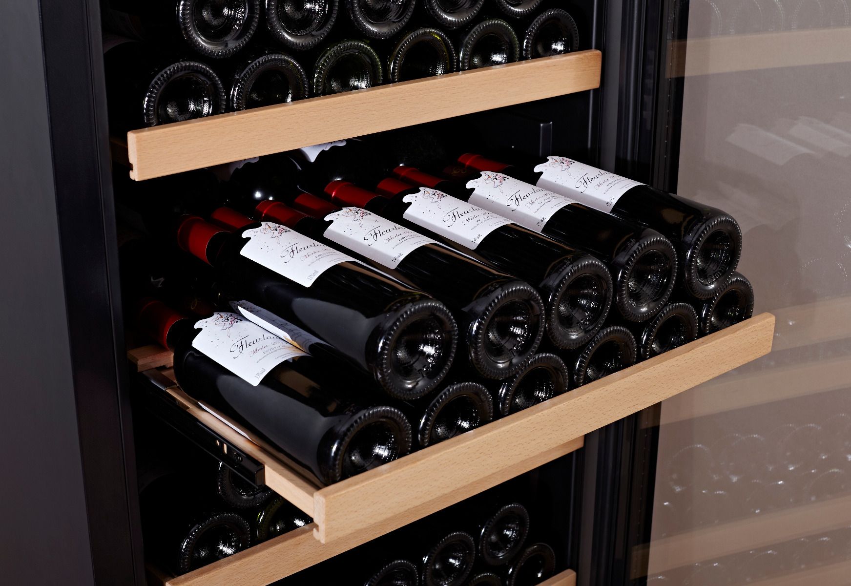 Holztablare mit blauer Innenbeleuchtung im WLB-455F Weinlagerschrank