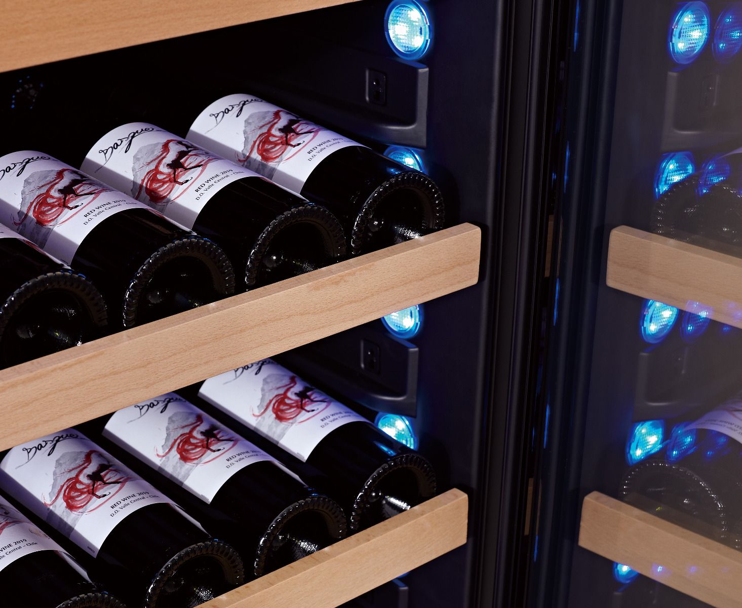 Holztablare mit blauer Innenbeleuchtung im WLB-460FHU-MIX Weinkühlschrank