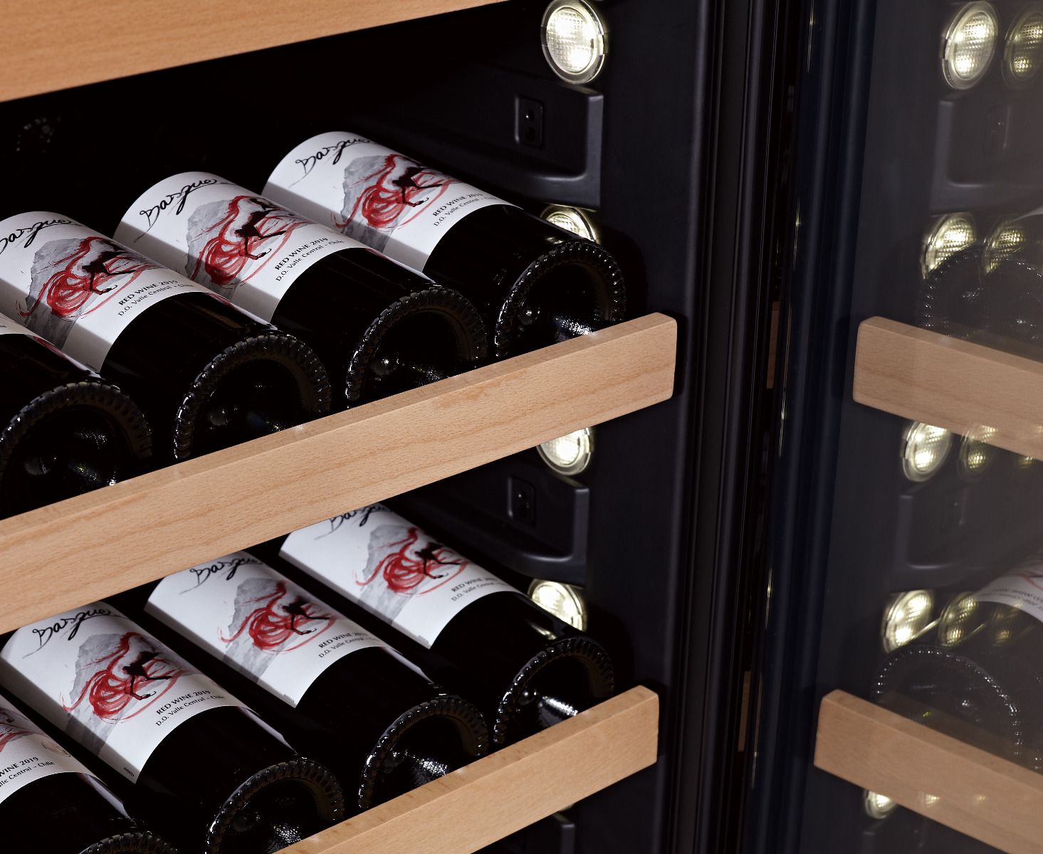 Holztablare mit weisser Innenbeleuchtung im WLB-460DF-MIX Weinkühlschrank