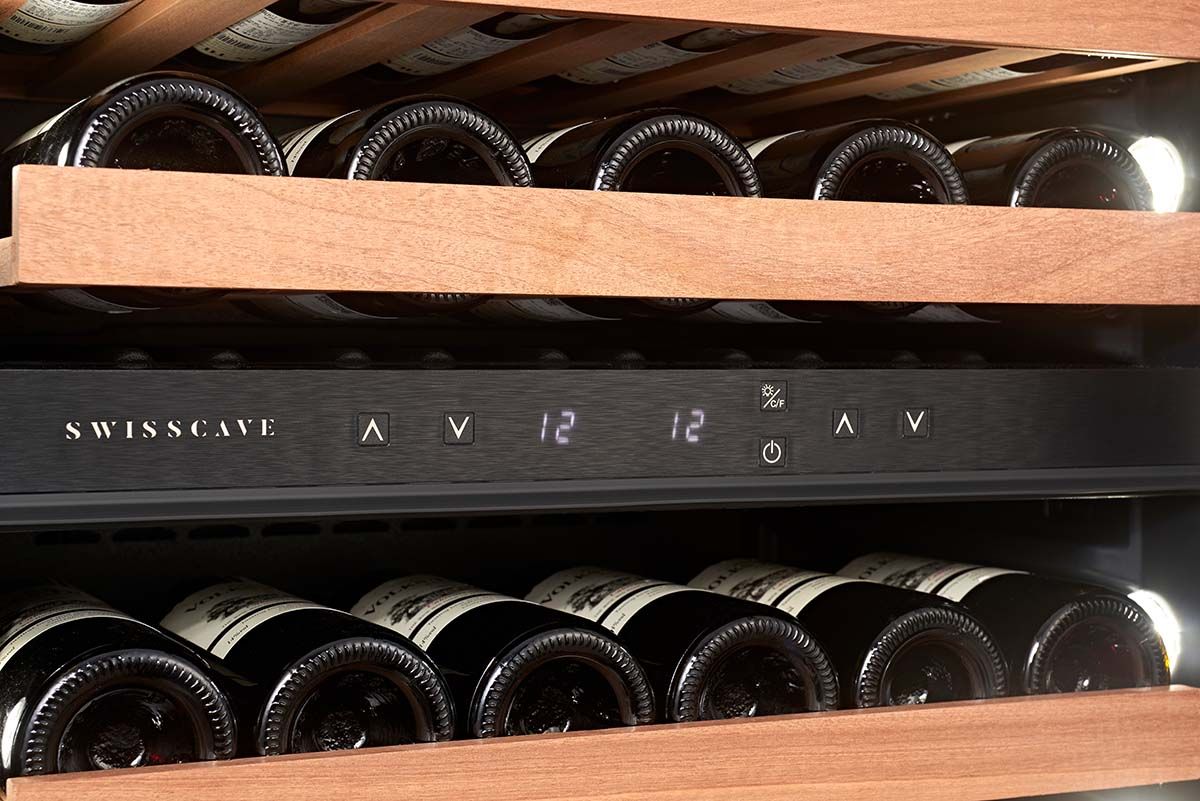 SWISSCAVE Schriftzug am Display mit weisser Beleuchtung beim WIB-178DFP