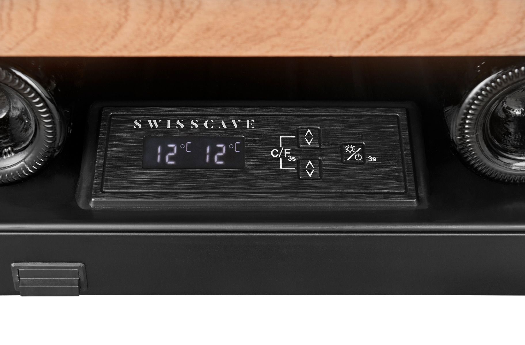 SWISSCAVE Schriftzug am Display mit weisser Beleuchtung beim WIB-60DFT