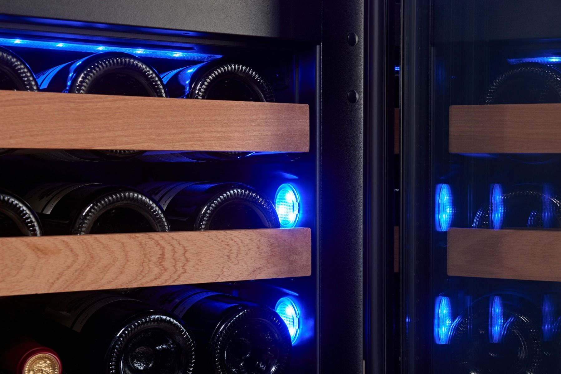 Holztablare mit blauer Innenbeleuchtung im WIB-60DFT