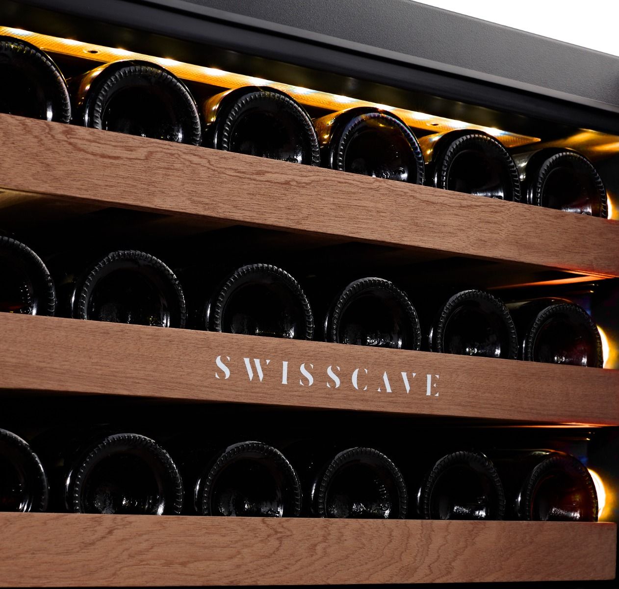SWISSCAVE Schriftzug am Display mit amberfarbener Beleuchtung beim WIB-88DFT
